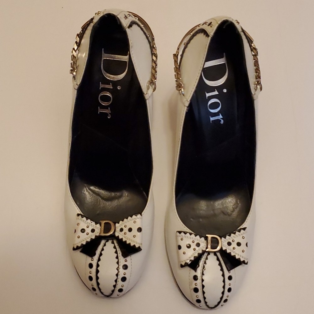 🔥Dior pumps w/beautiful detail and silver hardware